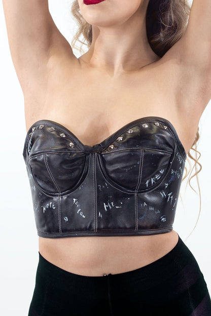 Hearth - Crop Top scollo a cuore in ecopelle con borchie