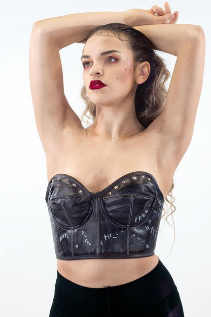 Hearth - Crop Top scollo a cuore in ecopelle con borchie