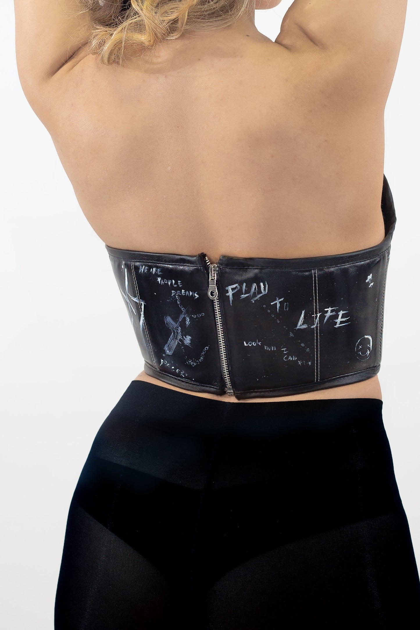 Hearth - Crop Top scollo a cuore in ecopelle con borchie