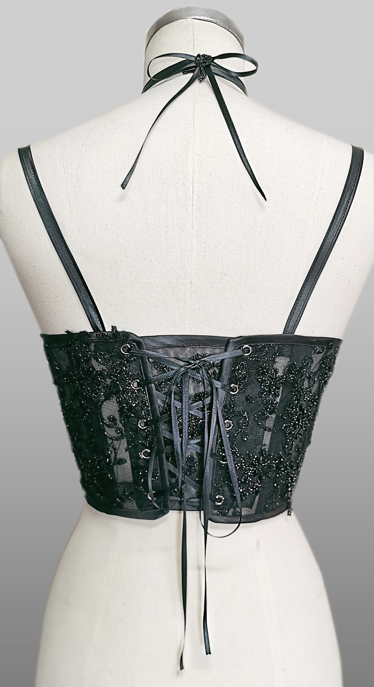 Black Crown - Corsetto nero in pizzo con ricami a rilievo e perle